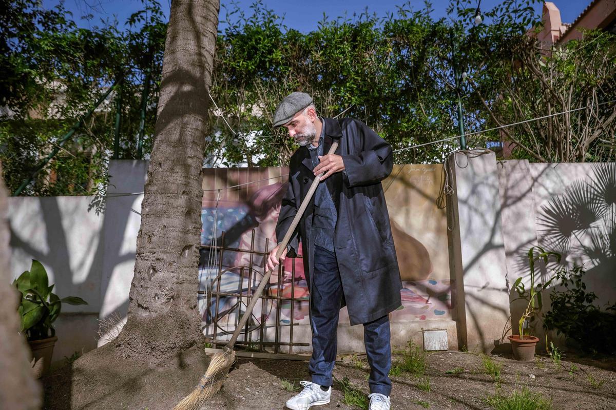 Joan Miquel Oliver, escoba en mano en Can Alcover