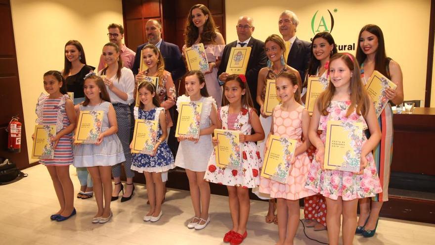 La Bellea y sus damas con la revista Festa de Fogueres