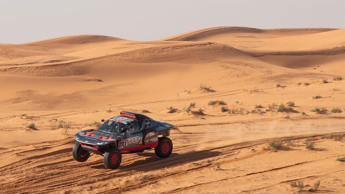 Carlos Sainz y Lucas Cruz sigue en carrera tras su accidente del viernes pero ya sin contar para la general