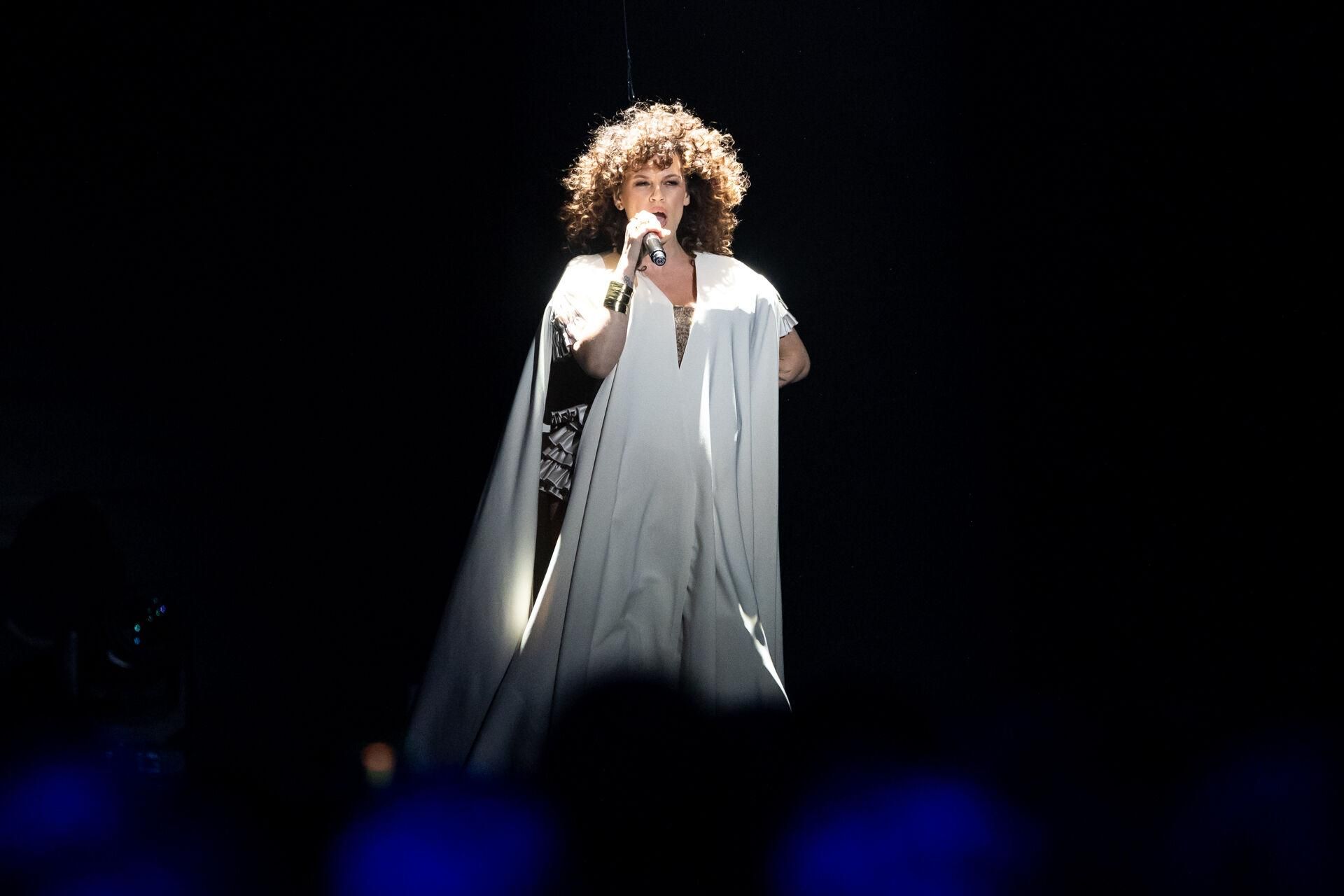 La cantante Mel Ömana durante la gala final del Benidorm Fest 2025, a 1 de febrero de 2025, en Benidorm, Alicante, Comunidad Valenciana (España). El pasado 28 de enero comenzó el Benidorm Fest 2025 con la celebración de la primera semifinal y el día 30 se disputó la segunda semifinal. El festival que se ha desarrollado durante seis días, culmina hoy con la coronación de aquella o aquel que sucederá a la artista Nebulossa y representará a España en Eurovisión 2025. 01 FEBRERO 2025;GALA FINAL;BENIDORM FEST;FINAL; Joaquín Reina / Europa Press 01/02/2025. MEL ÖMANA;Joaquín Reina;