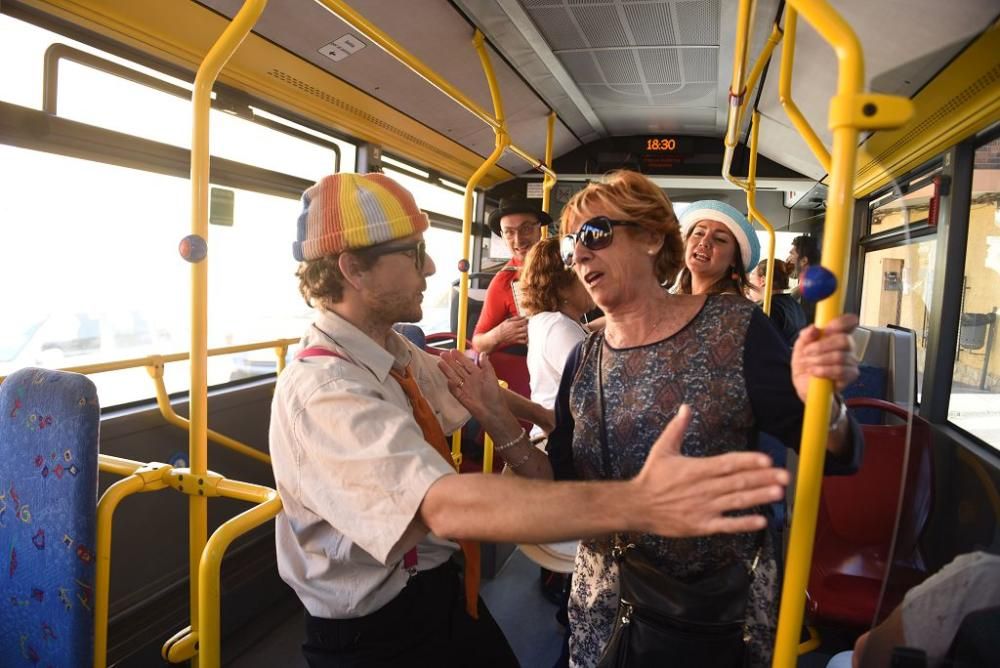 Mucho Más Mayo: actores en autobuses de Cartagena