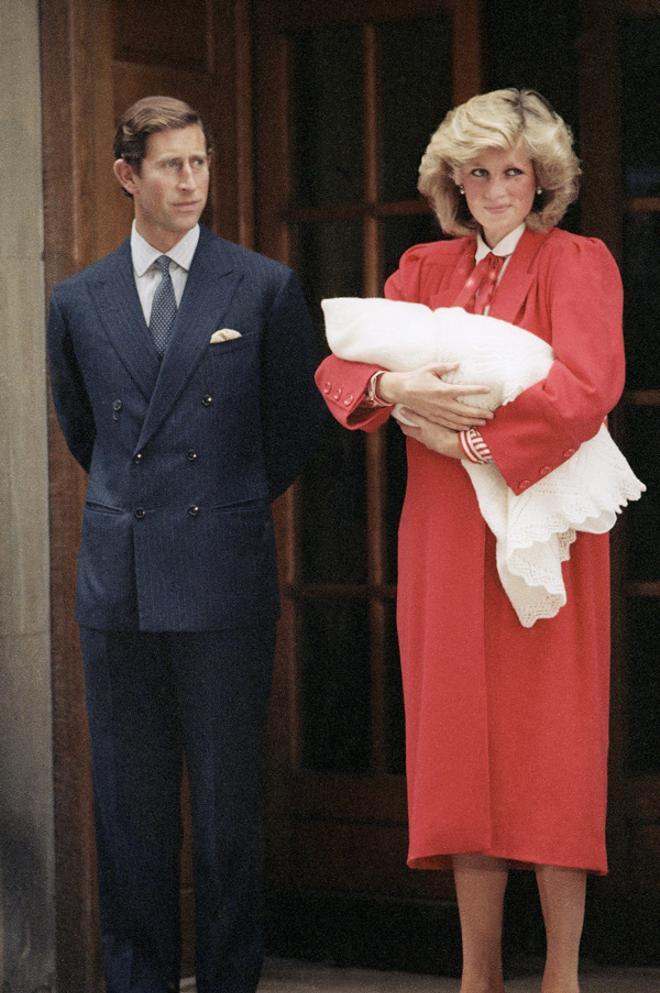 Diana de Gales a la salida del hospital tras el nacimiento del Príncipe Harry