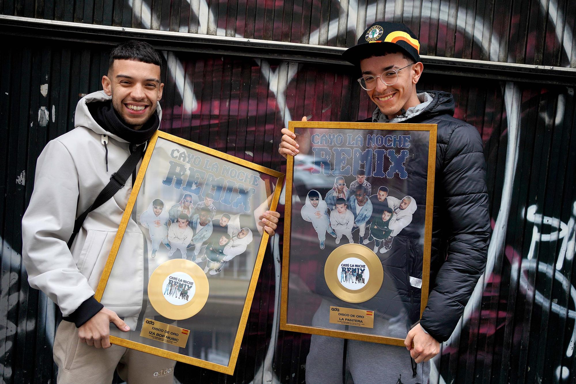 El productor Izak y Sergio 'La Pantera', en Madrid tras recoger su Disco de Oro