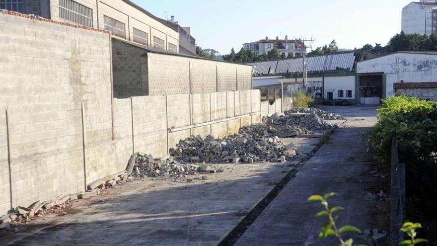 Los terrenos de la vieja fábrica de Megasa en la avenida de As Carolinas, en Vilagarcía de Arousa. // Noé Parga