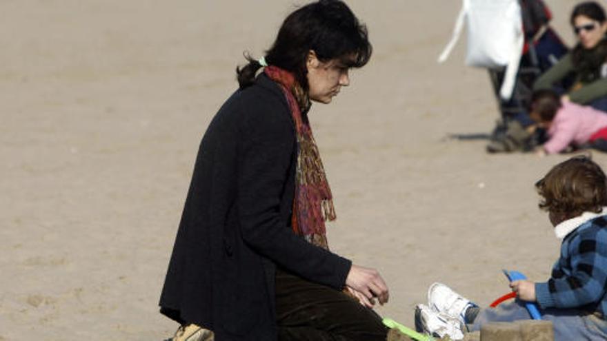 Una mujer, con su hijo, en la playa de La Malvarrosa en Valencia.