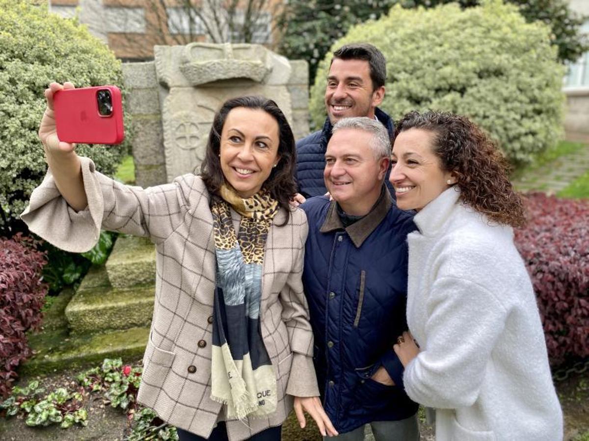 María Ramallo haciéndose un “selfie” con unos compañeros.   | // FDV