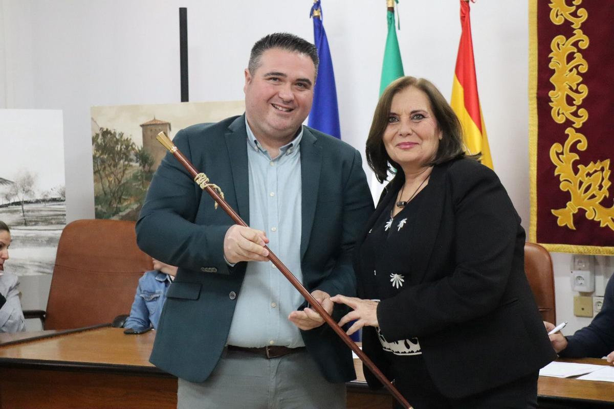 José Manuel Ruiz y Catalina Barragán en el traspado de poderes en Cardeña.