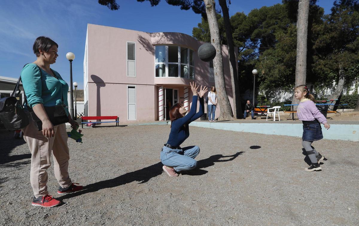 Dos mujeres y una niña ucranianas acogidas en un albergue de Valencia, en una fotografía de archivo.
