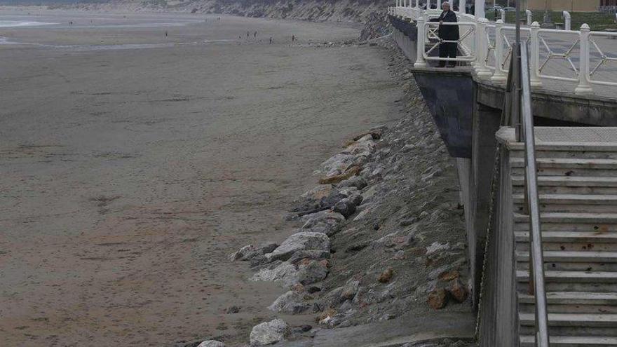 La escollera al descubierto en la zona del paseo de Salinas más próxima a El Espartal.