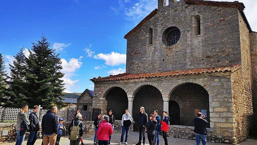 Un grup de visitants en una església de la Cerdanya l&#039;any passat