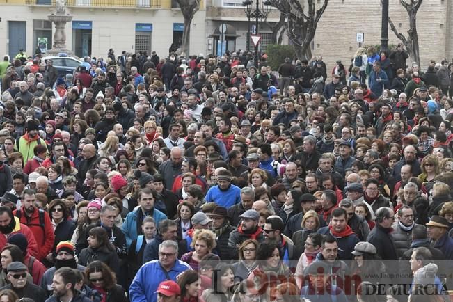 Los romeros acompañan a la Santa pese al frío.