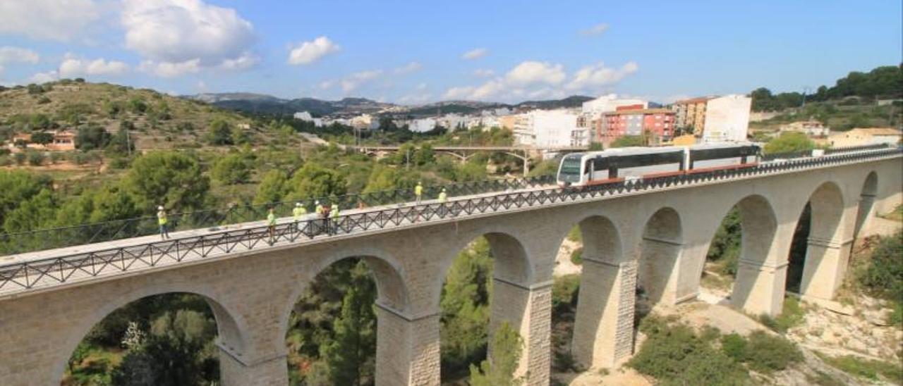 Un convoy de pruebas pasa por el histórico puente de piedra de Gata, ahora rehabilitado. | LEVANTE-EMV