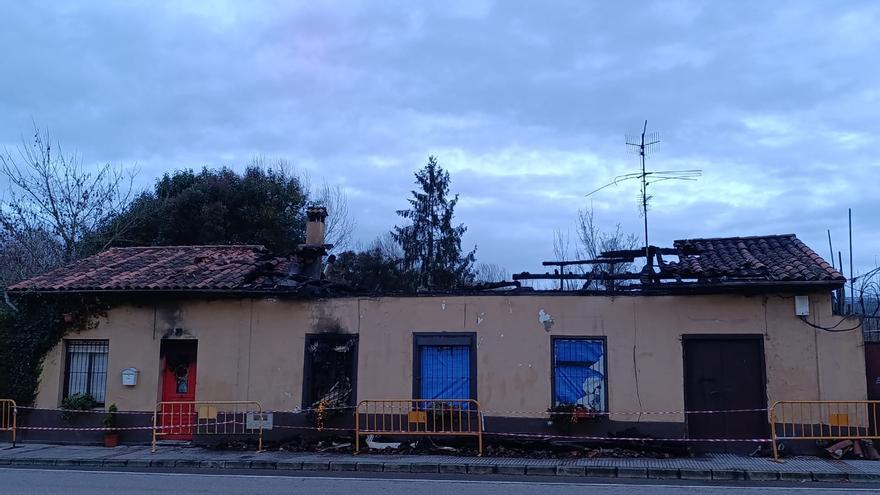 VÍDEO: Noche de Reyes ajetreada para los bomberos: lucha intensa contra dos voraces incendios en casas de Grado y Muros de Nalón