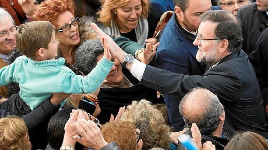 Rajoy saluda els assistents al míting d&#039;ahir a Sevilla