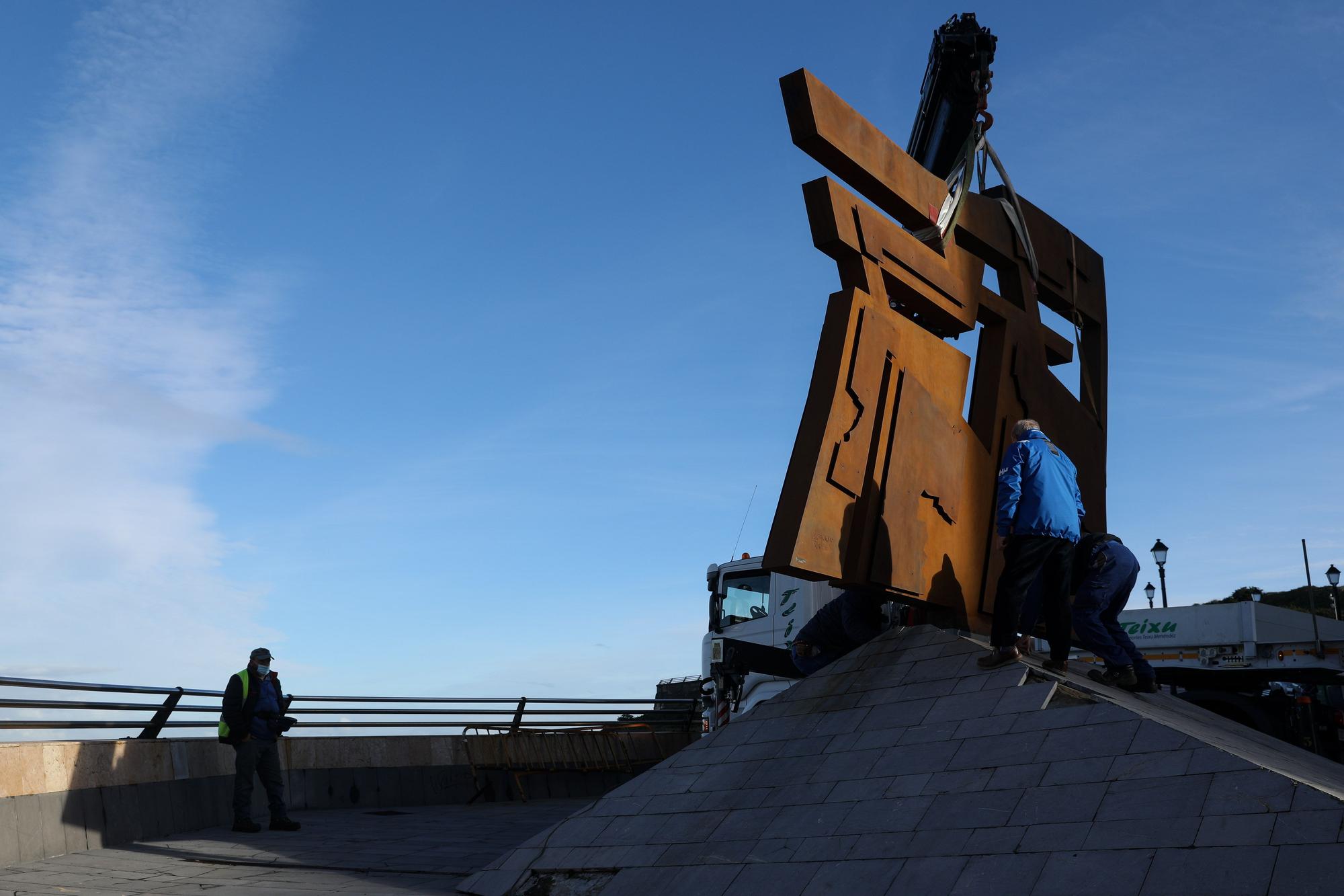 Instalación de la escultura Nordeste, ya restaurada