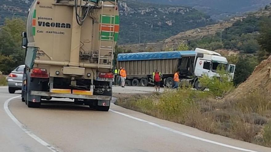 Un herido en el accidente de un camión en la CV-14 entre Morella y Sorita