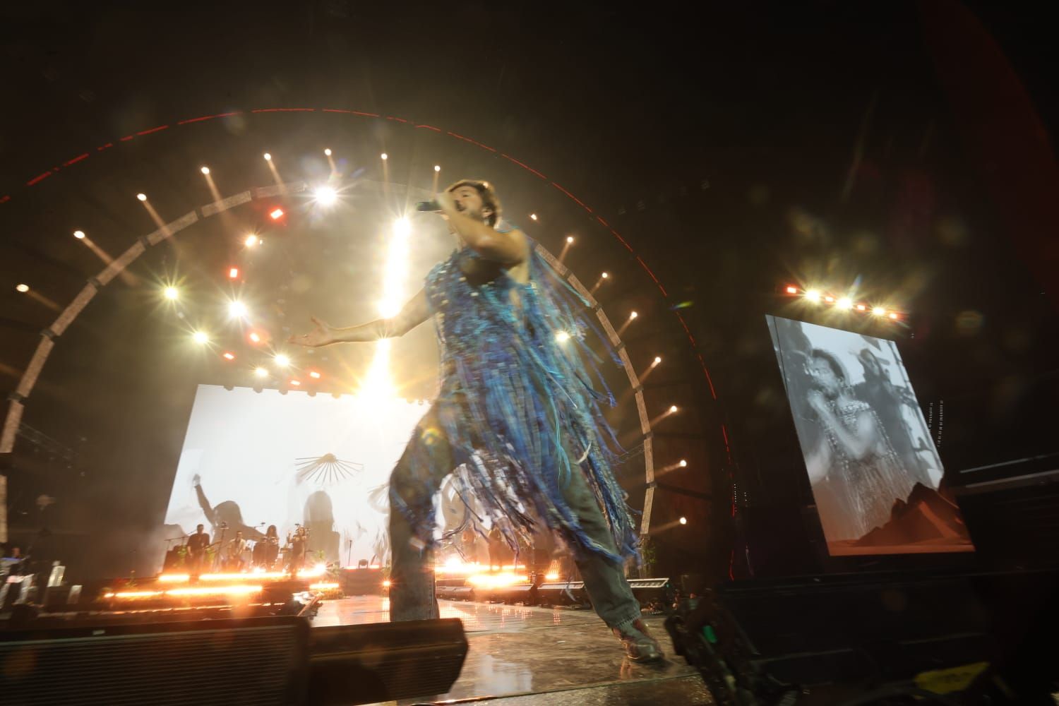 Manuel Carrasco arrebata en su concerto del Roig Arena: todas las imágenes