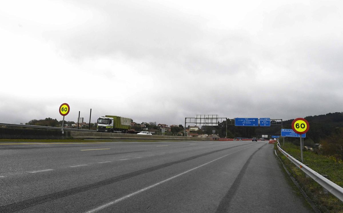Señales de obra con la velocidad limitada en el viaducto de la VG-20.