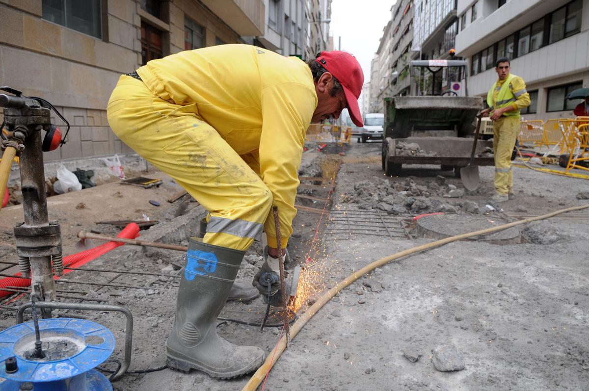 Imagen de archivo de un trabajador de la construcción en una obra pública en Pontevedra