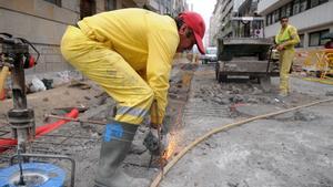 Imagen de archivo de un trabajador de la construcción en una obra pública en Pontevedra