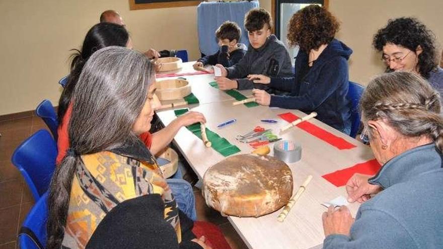 Taller de confección de tambores indios en Forzáns. // FdV