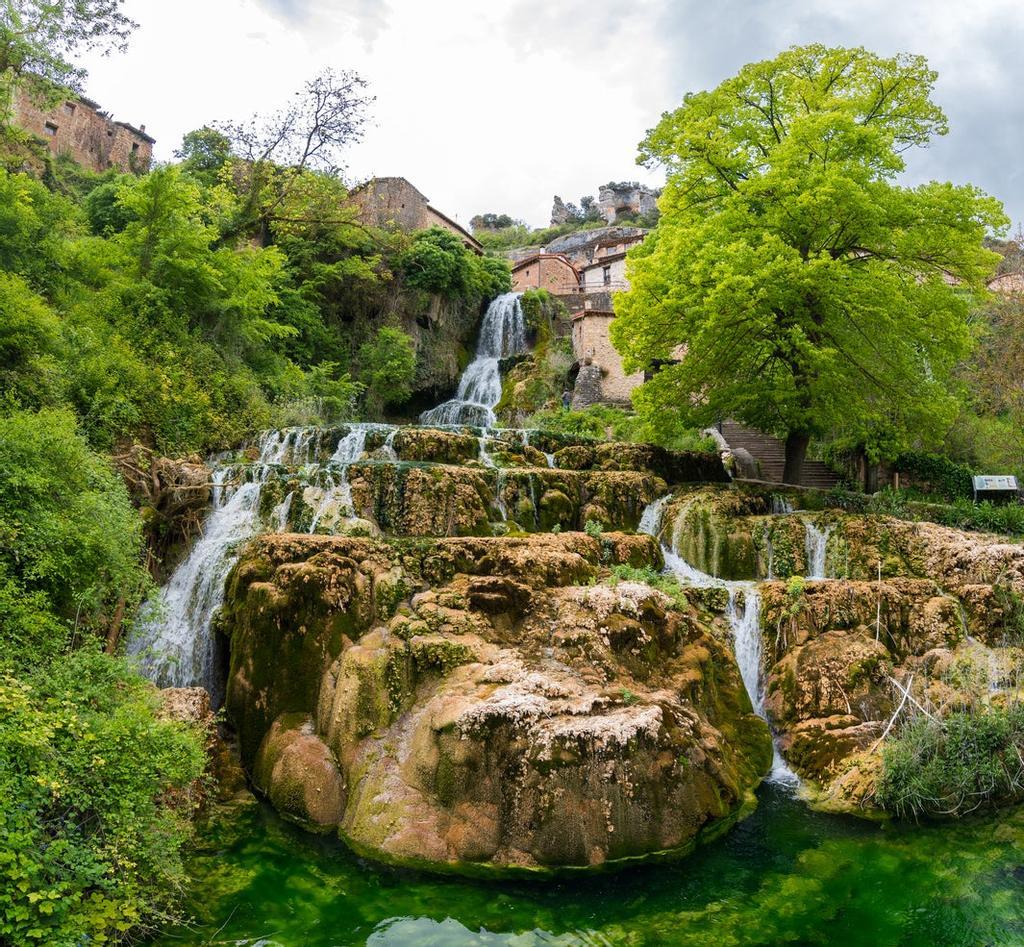 Una de las imágenes más bonitas de Las Merindades, un río atravesando el pueblo Orbaneja del castillo
