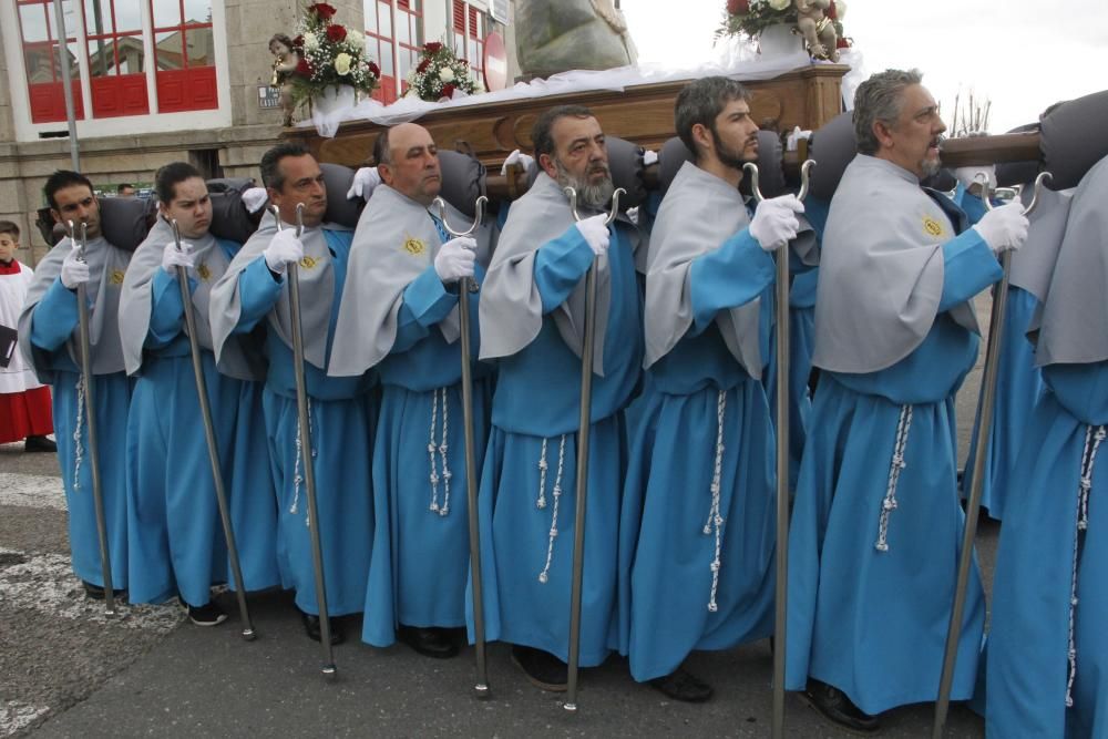 El momento más emotivo es el cambio del manto negro de la Virgen al blanco