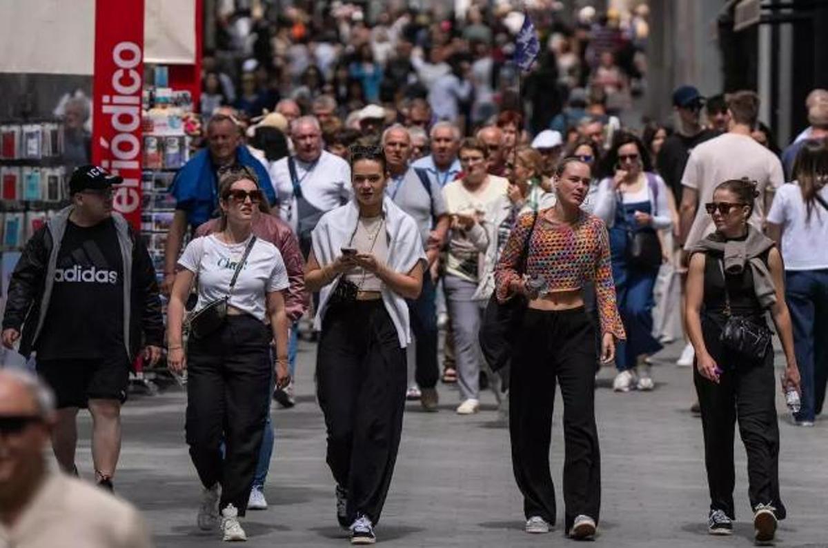 Compradores recorriendo el paseo de Gràcia esta semana.