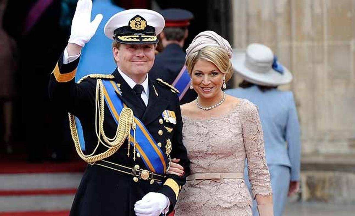 El príncep Guillem Alexandre d’Holanda, amb la princesa Màxima, arriben a l’abadia de Westminster per al casament reial.