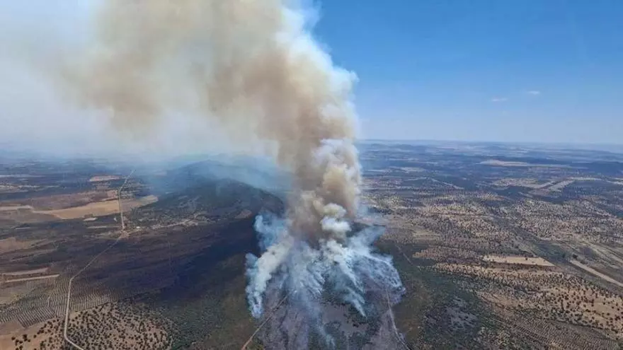 El Infoex estabiliza el incendio de Castuera tras afectar a casi 200 hectáreas de monte
