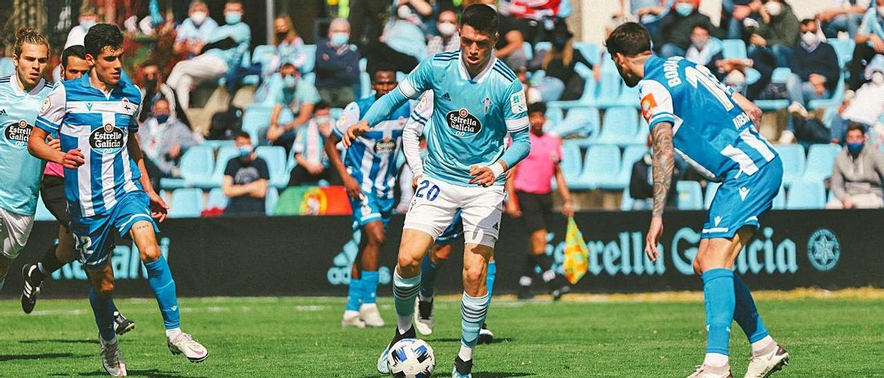 Lautaro conduce el balón durante el partido ante el Deportivo. |  //  RCCELTA