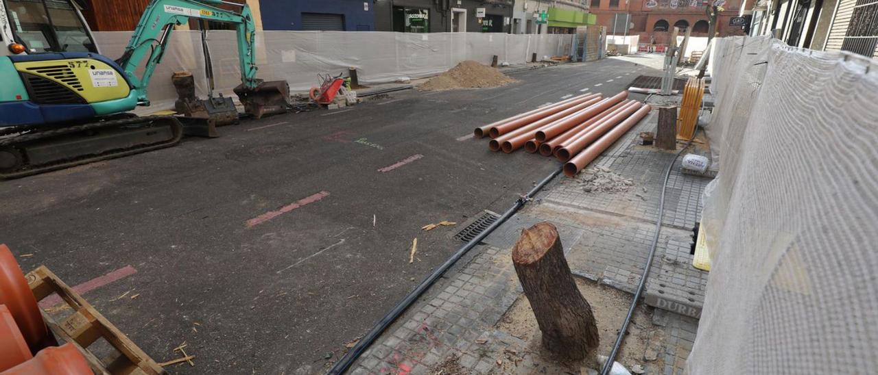 Estado de las obras en la calle Ricla de Zaragoza, este miércoles, con los troncos de los árboles ya talados. | ÁNGEL DE CASTRO