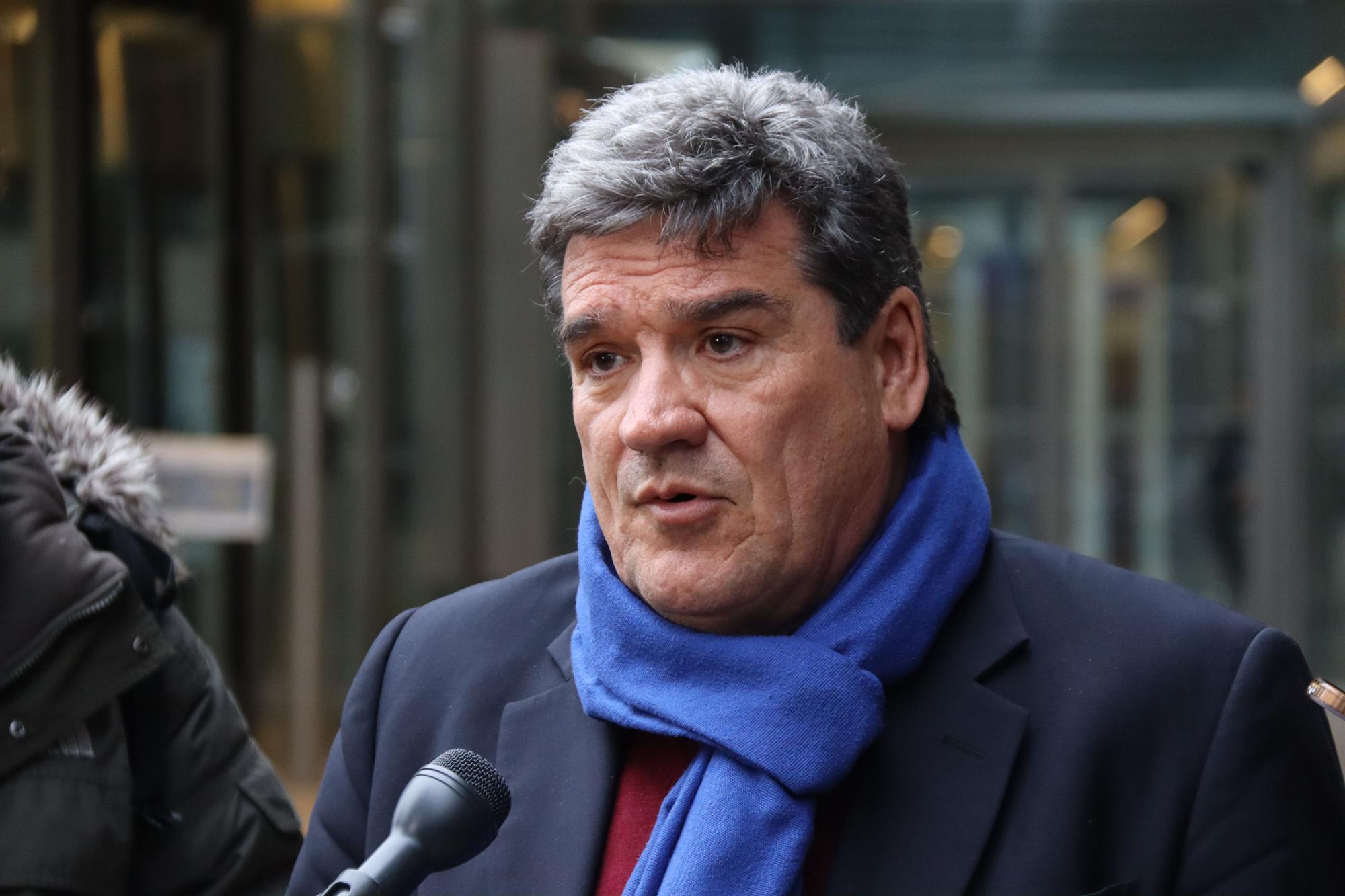 El ministre d'Inclusió i Seguretat Social, José Luis Escrivá, durant una atenció als mitjans davant la seu de la Comissió Europea a Brussel·les
