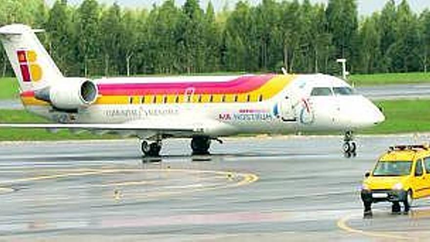 Un avión de Air Nostrum, en el aeropuerto de Asturias.