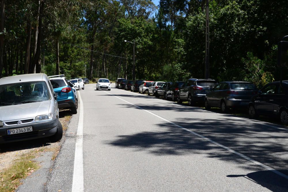 Hubo problemas de aparcamiento en la general de Viñó y quejas porque la presencia de peatones iba a acabar en atropellos.