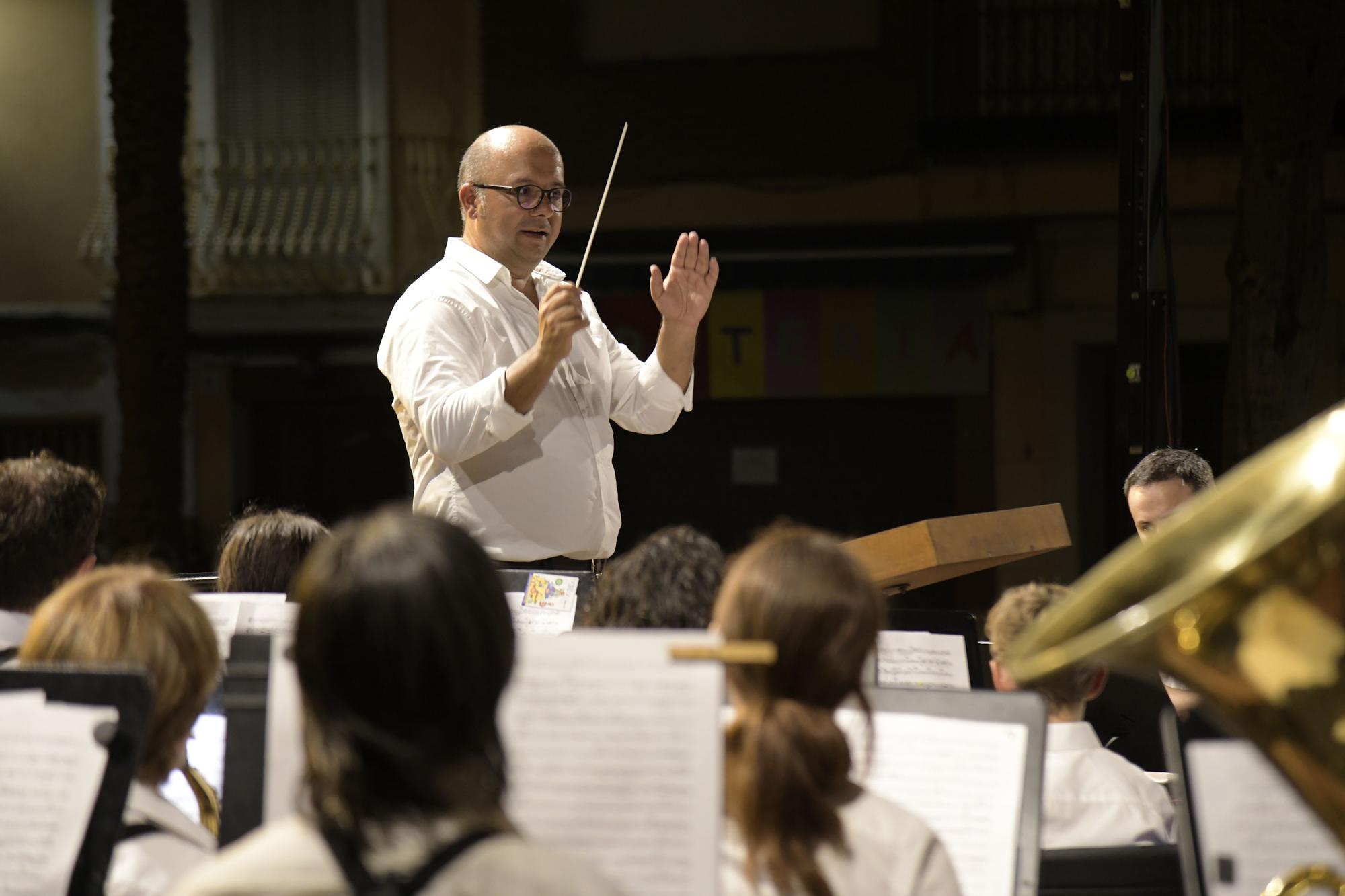 El director de la Unió Musical de Paiporta en el concierto de Sant Roc.