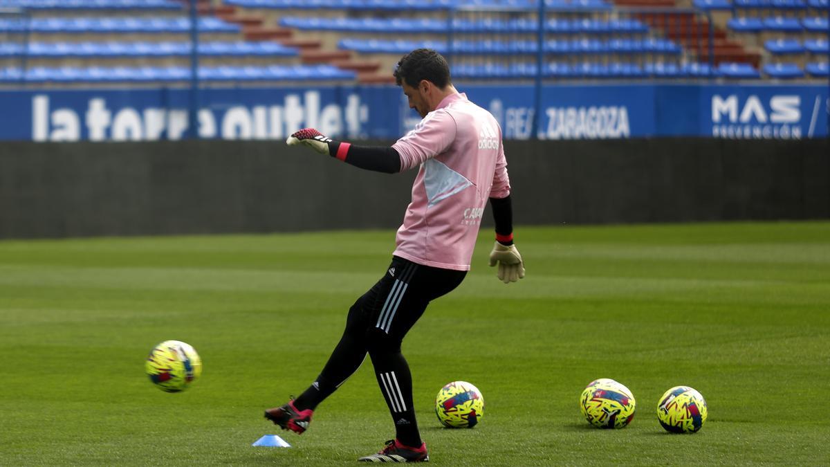 Cristian Álvarez golpea el balón en el entrenamiento de este sábado en La Romareda.