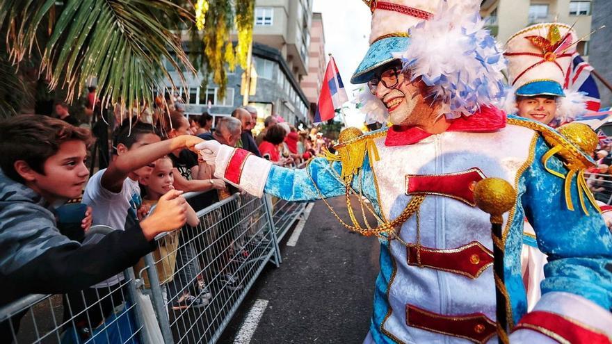 Dieciséis mil personas salieron en grupos oficiales en el Carnaval de junio