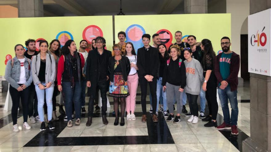 La delegada del Gobierno, Elena Máñez, y el director de la Escuela de Arte y Superior de Diseño Gran Canaria, Pedro López, ambos en el centro, con los alumnos que han participado en la elaboración de la muestra.