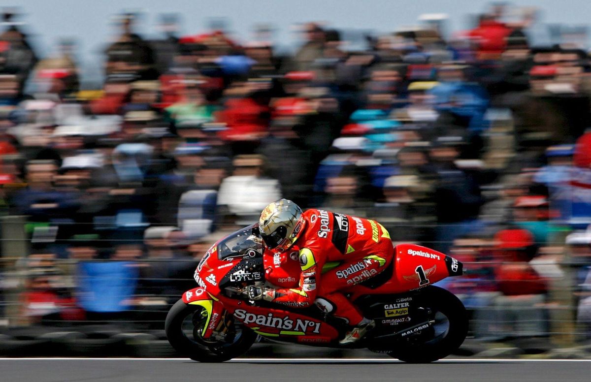 PHI126 PHILLIP ISLAND (AUSTRALIA) 14/10/2007.- El español Jorge Lorenzo sobre su Aprilia en la pista de Phillip Island, al sur de Melbourne (Australia) donde hoy, domingo 14 de octubre, ganó el Gran Premio de Australia de 250 cc y solo necesitará cinco puntos en la próxima carrera, el próximo fin se semana en Malasia, para ser campeón del mundo por segunda vez consecutiva. Su único rival en la lucha por el título, el italiano Andrea Dovizioso (Honda), fue tercero tras otro español, Álvaro Bautista (Aprilia). EFE/Alessandro Della Valle. horizontal izquierda