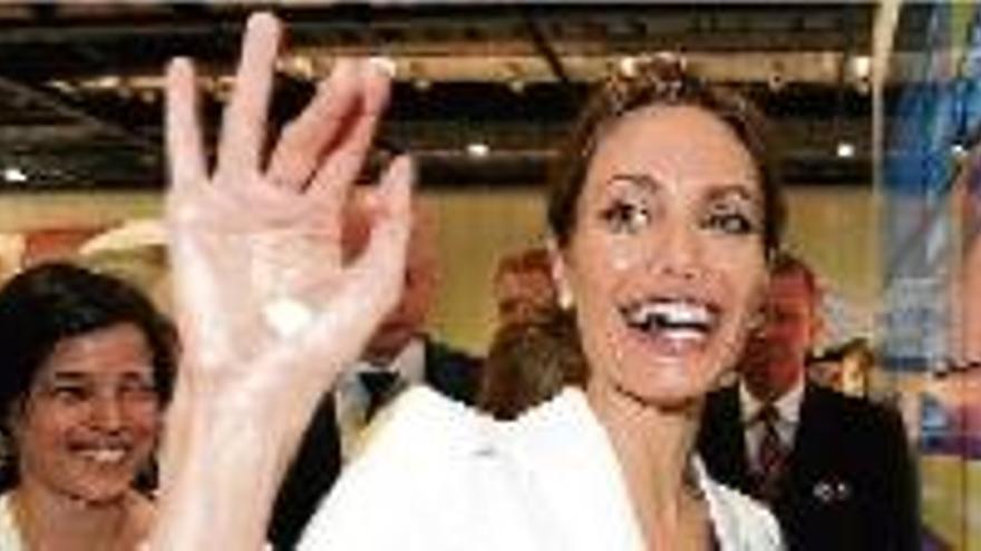 Angelina Jolie saluda la gent als passadissos de la cimera de Londres