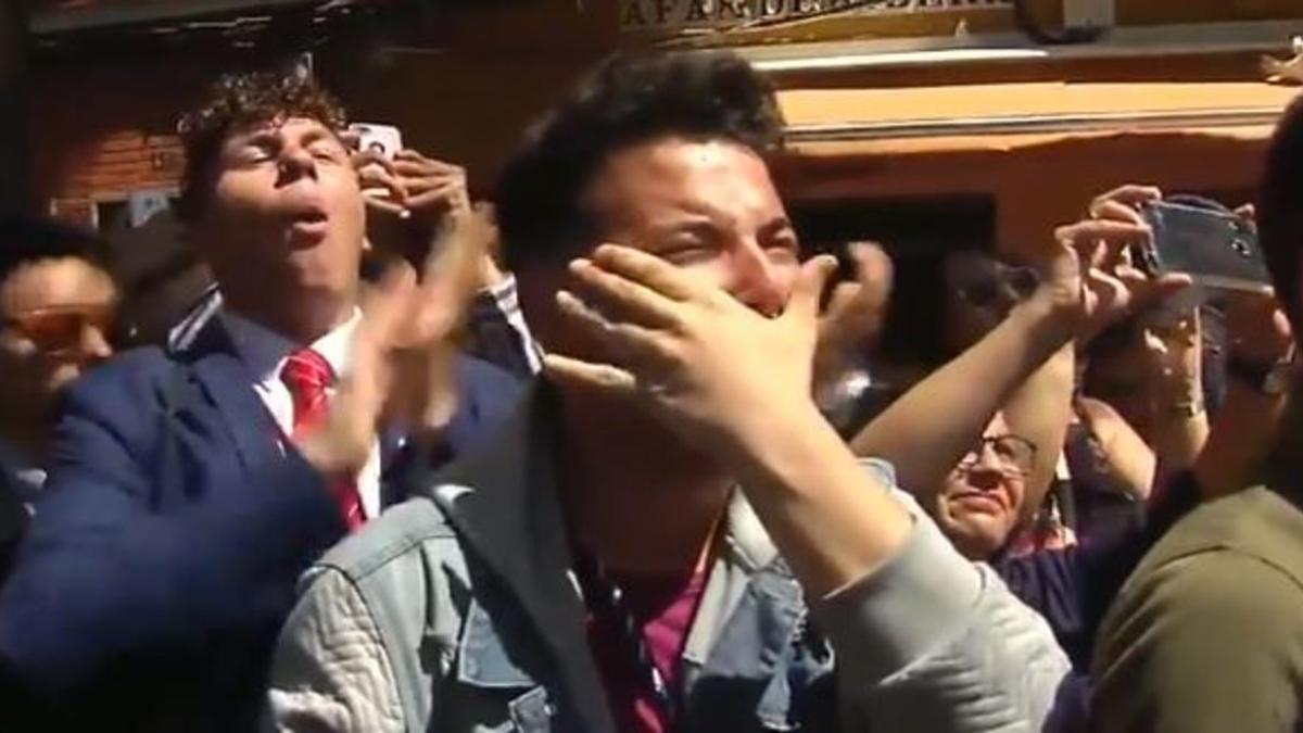 Jóvenes llorando por la virgen de los Dolores