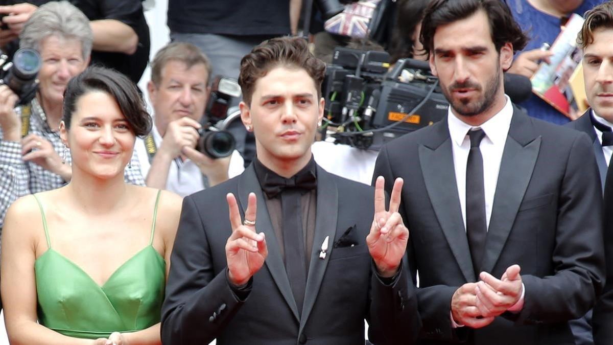 Xavier Dolan (en el centro), con los actores Catherine Brunet y Gabriel d'Almedia Freitas, en Cannes