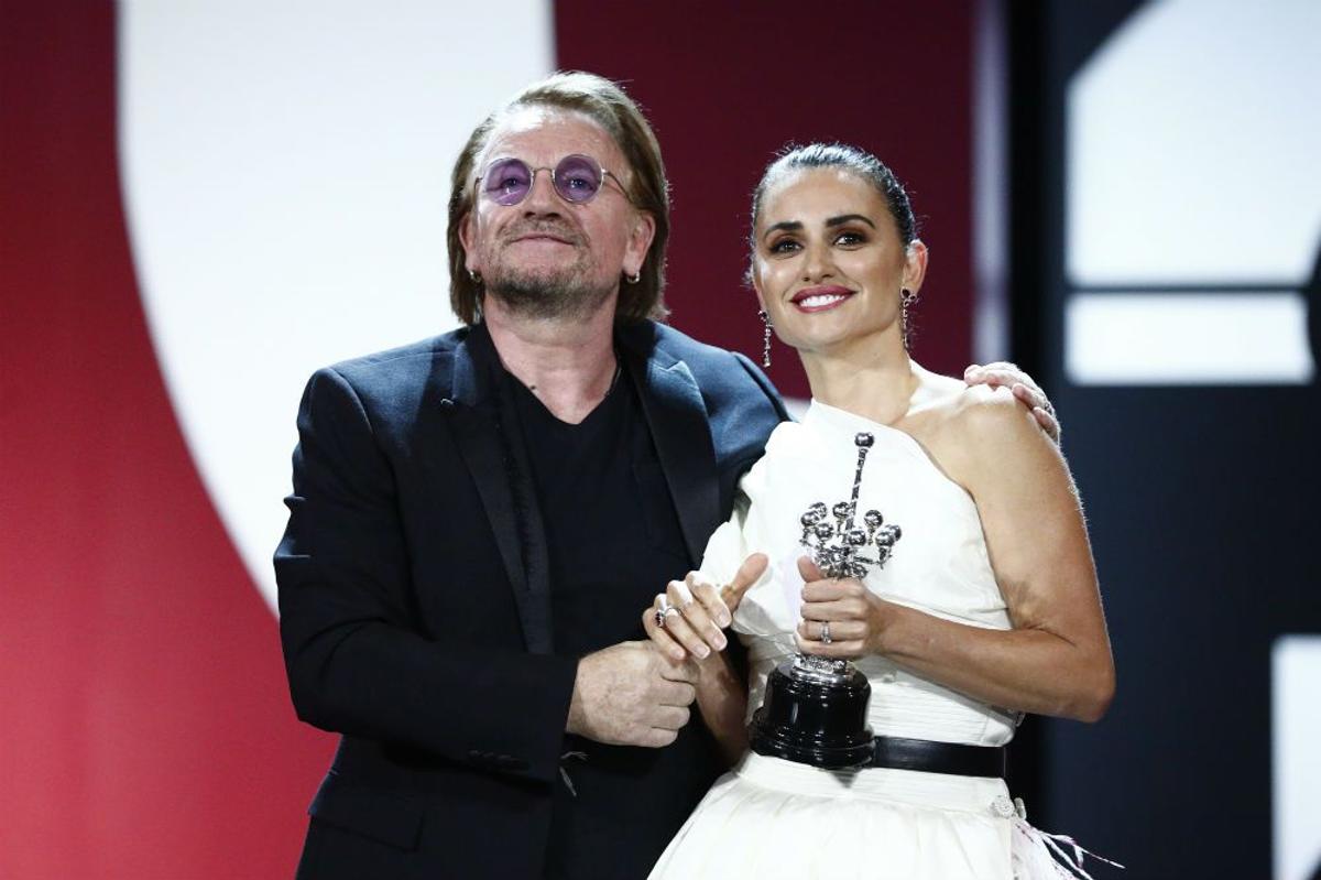 Bono de U2 acudió por sorpresa a entregar el Premio Donostia a Penélope Cruz
