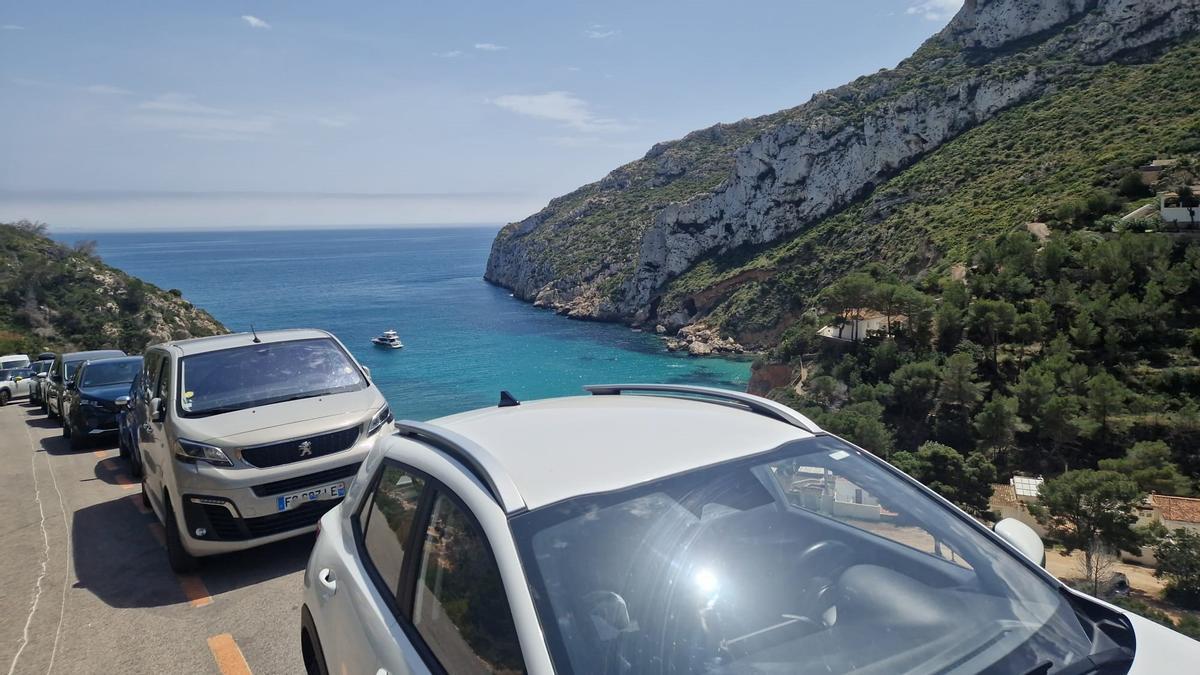 Coches aparcados este mediodía en el zigzag de la calle Pic Tort de la Granadella de Xàbia
