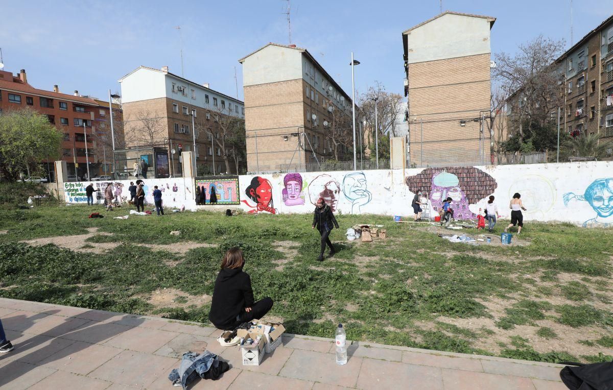 Comienzan a pintar el mural feminista en Torrero