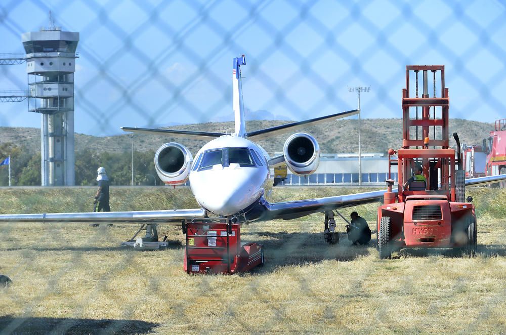 El aeropuerto estuvo inoperativo durante casi cuatro horas tras salirse de la pista un jet privado por un problema al aterrizar, posiblemente un reventón