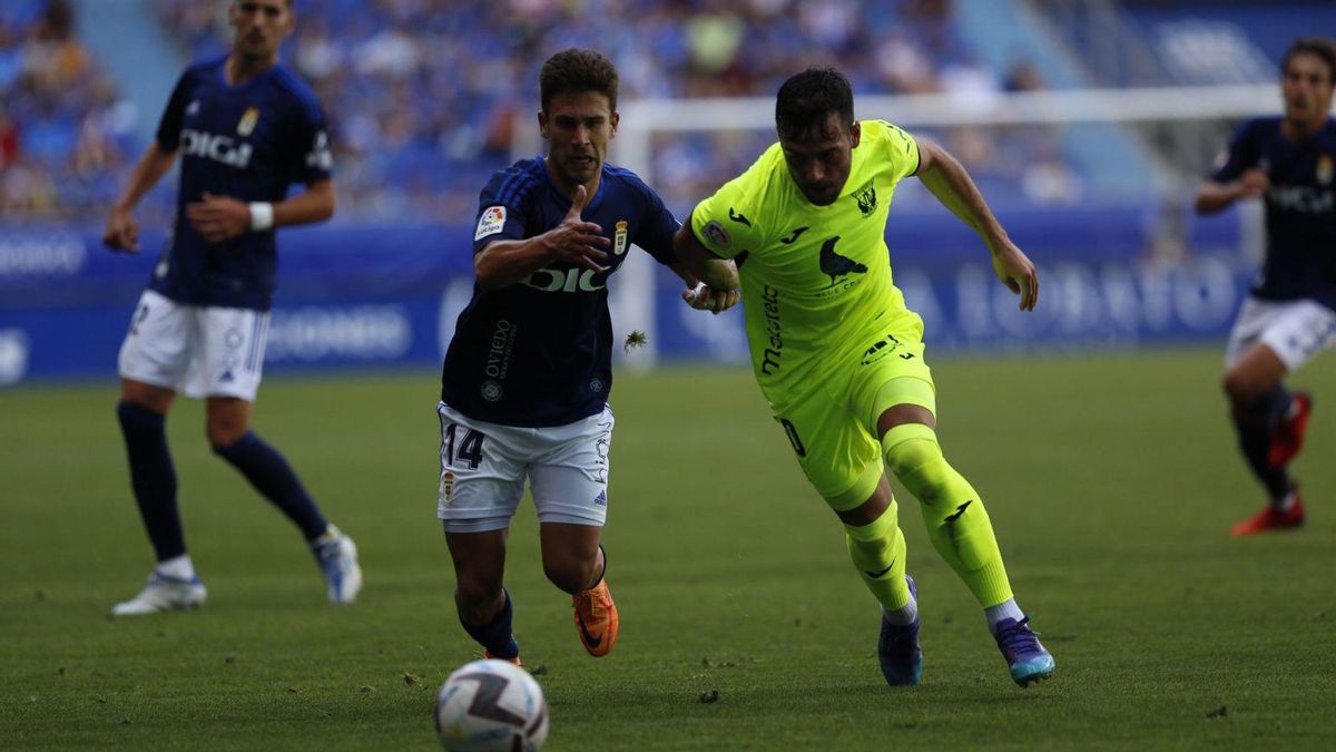 Jimmy pelea la pelota con Arnáiz, del Leganés. | Luisma Murias