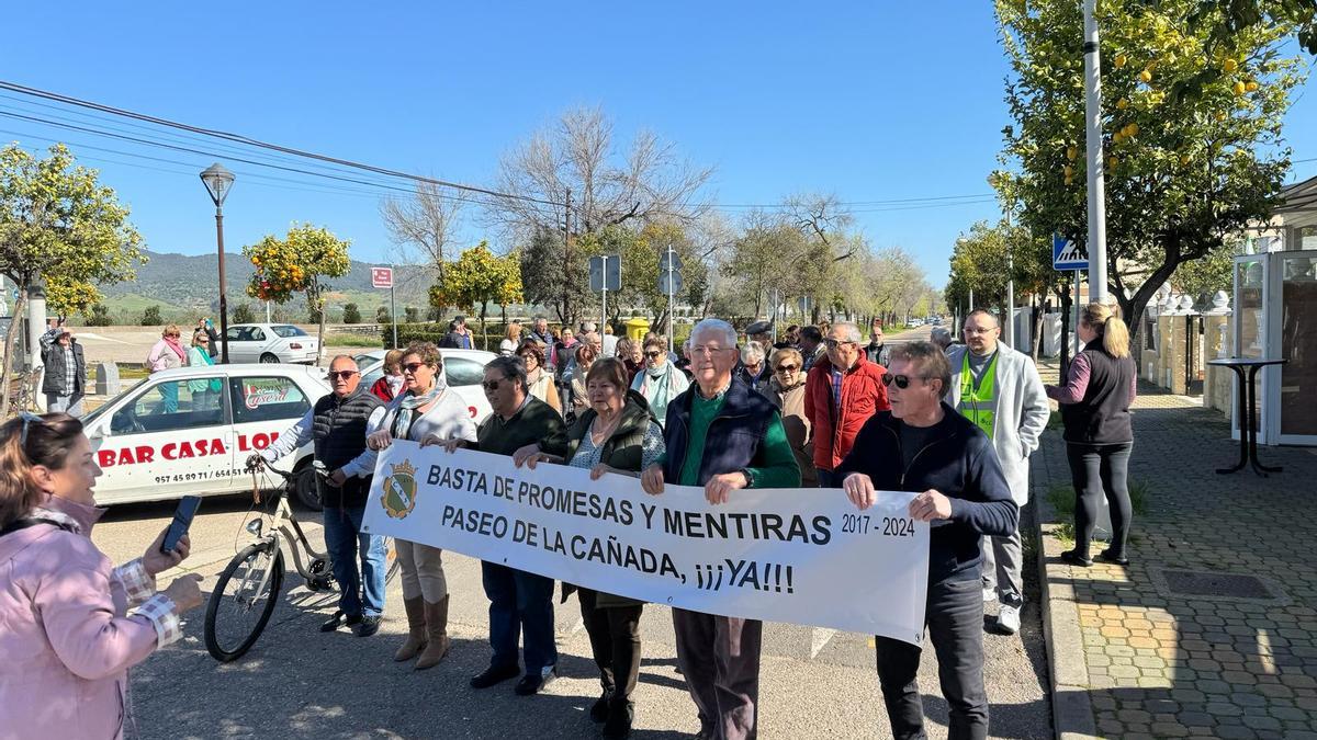 Vecinos de la Cañada Real Soriana protestan este miércoles para exigir el arreglo del paseo.