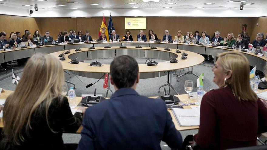 Adrián Barbón defiende los contactos bilaterales para negociar la financiación: "Hablar y decidir no es lo mismo"